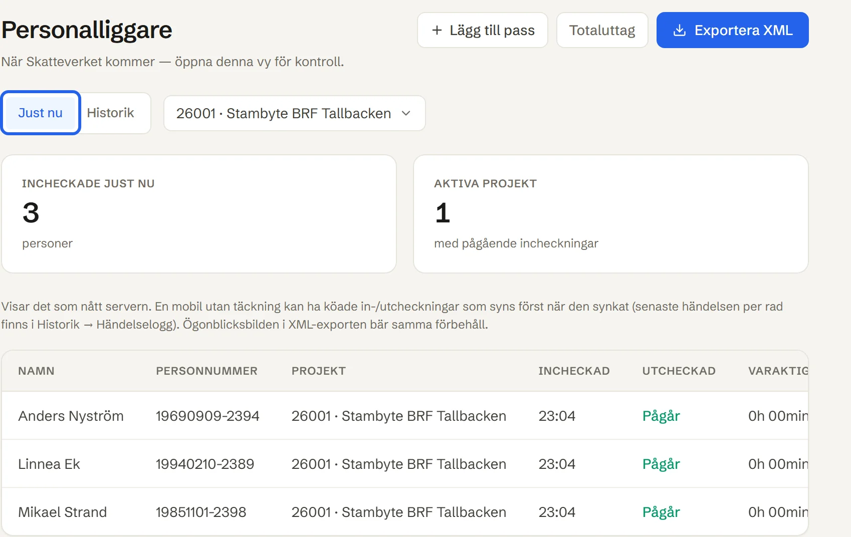 Personalliggare med Just nu valt för projekt 26001: tre incheckade med namn, personnummer, projekt, incheckningstid och Pågår.