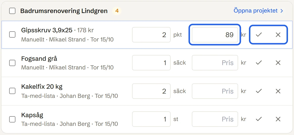 Materialkön för Badrumsrenovering Lindgren med fyra väntande rader. På raden Gipsskruv 3,9x25 är à-pris 89 kr, bocken och krysset inringade.