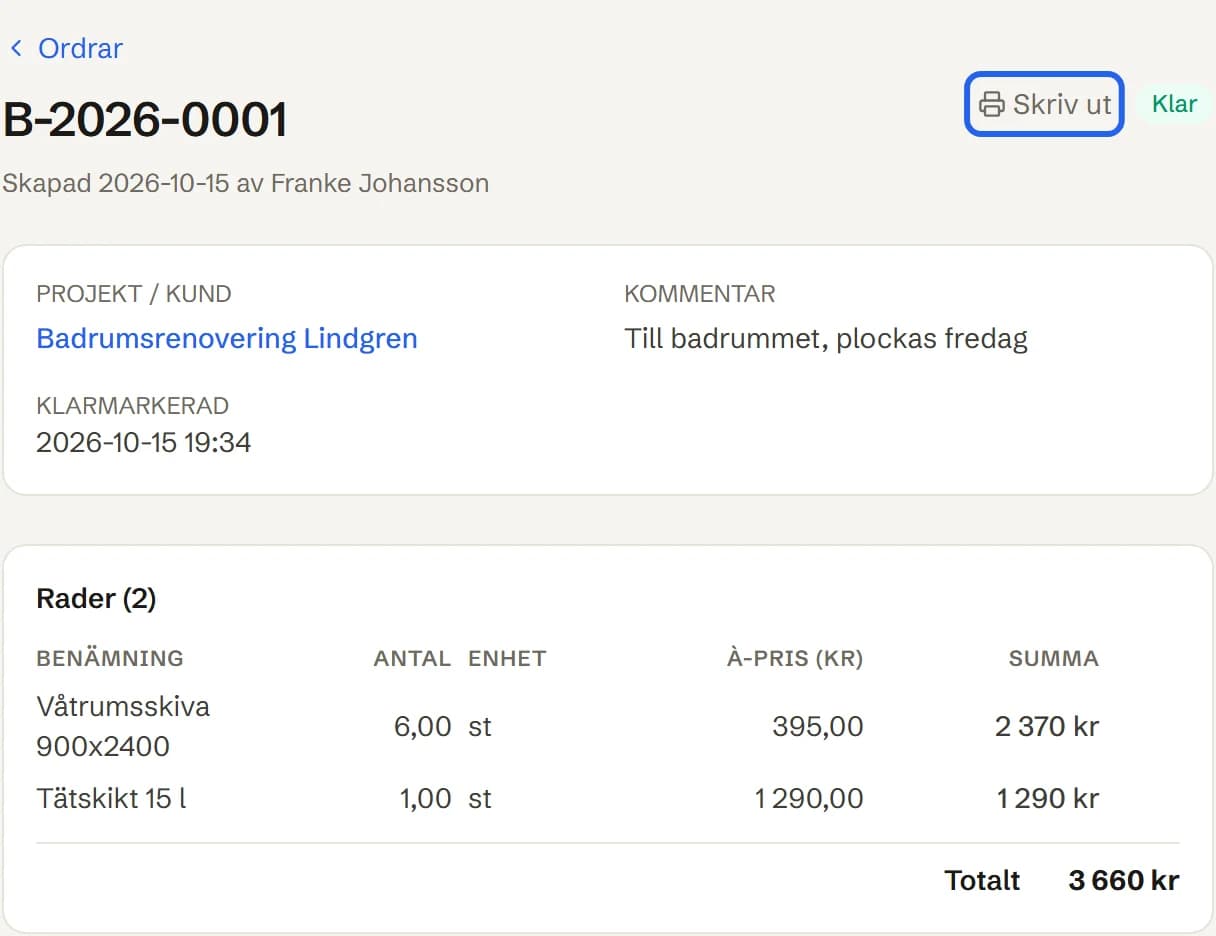 Ordern B-2026-0001 med knappen Skriv ut inringad, statusen Klar och två rader med à-pris.
