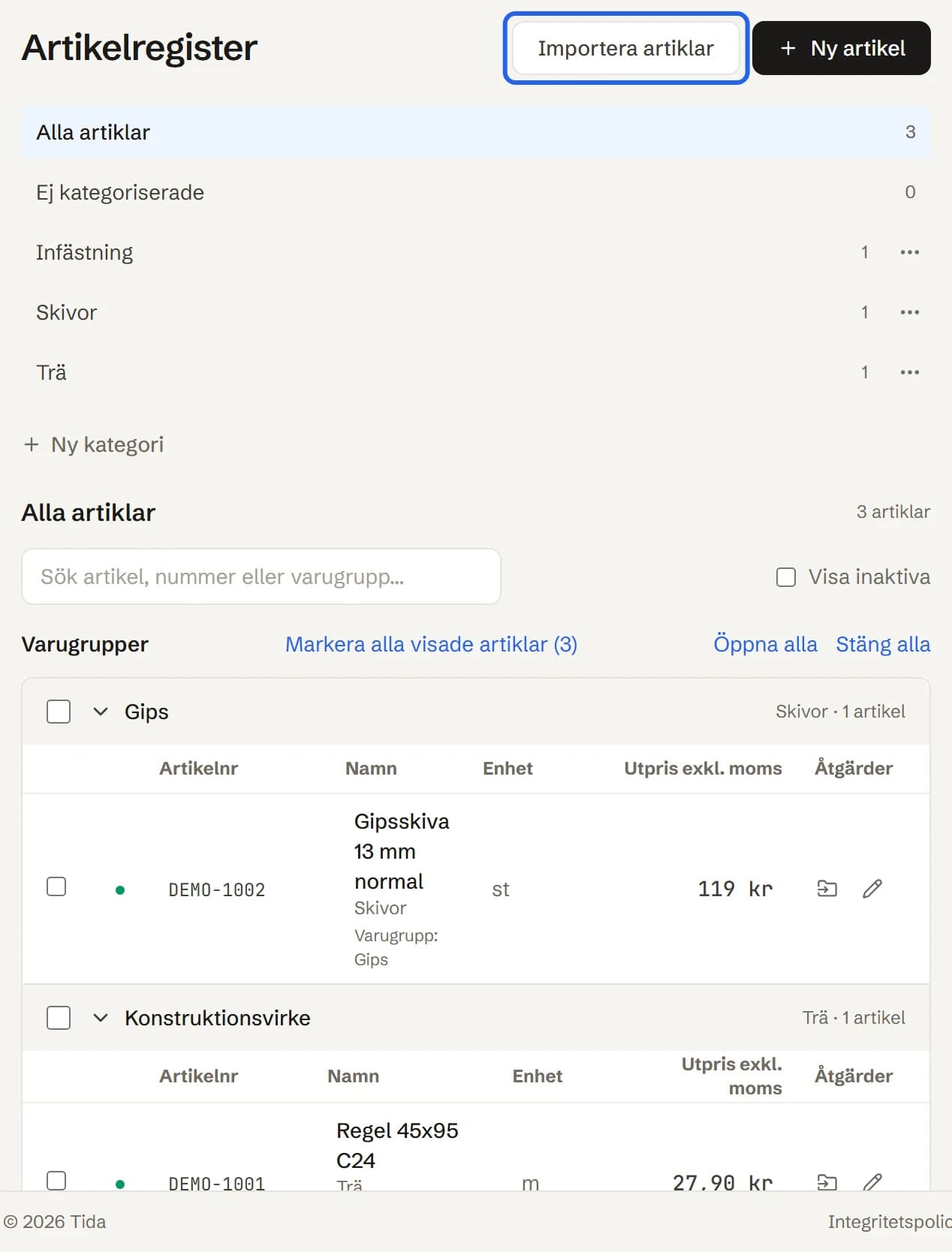 Artikelregistret med knappen Importera artiklar inringad, kategorierna och två av tre artiklar i varugrupper.